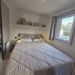 Le Cocon Mobil à 150 M De La 5 Etoiles Parc Aquatique Camping *